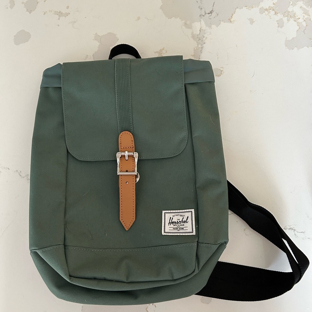 Hershel retreat sling bag